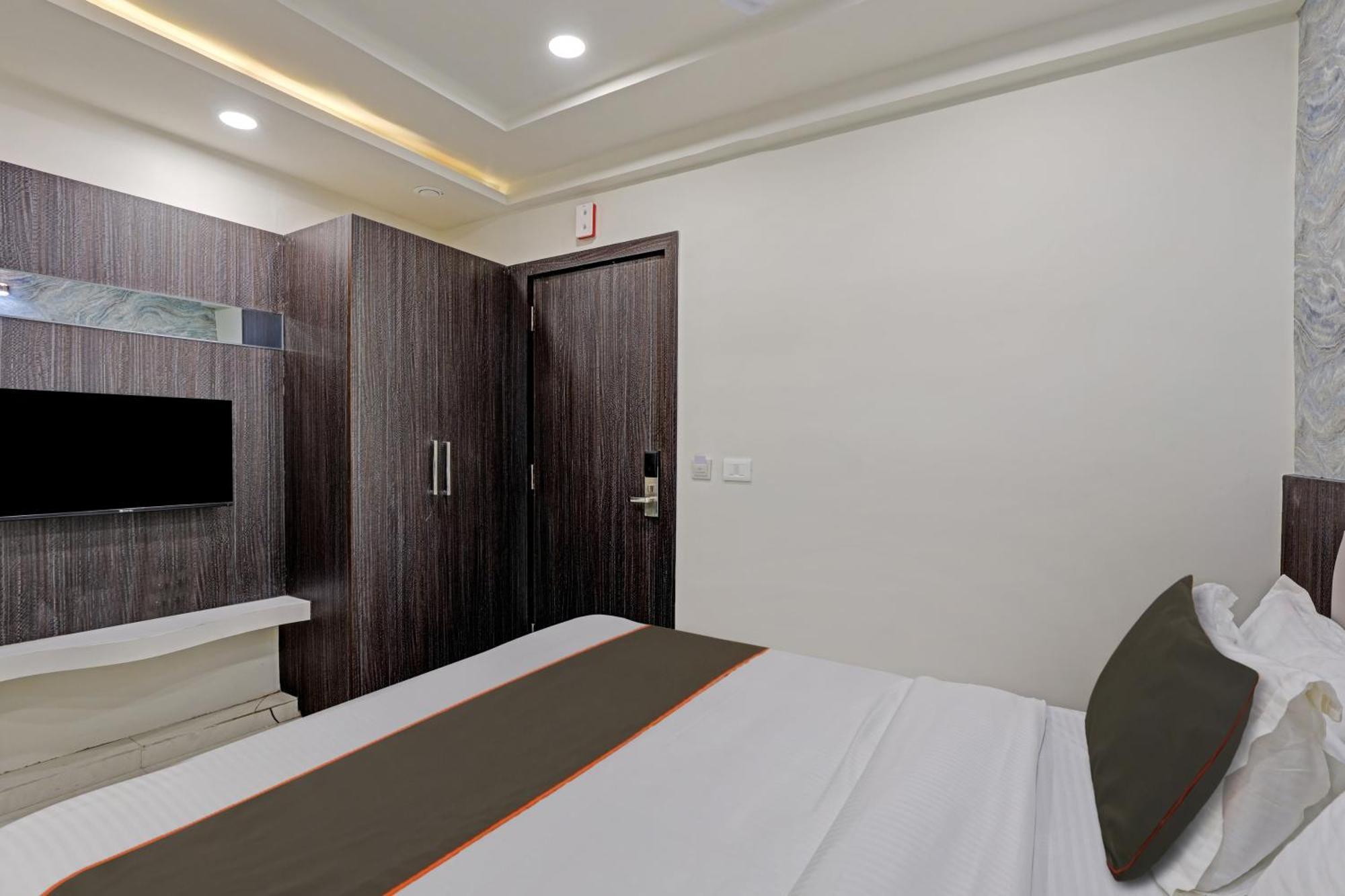 Collection O Alpha One Hotel Ahmedabad Buitenkant foto