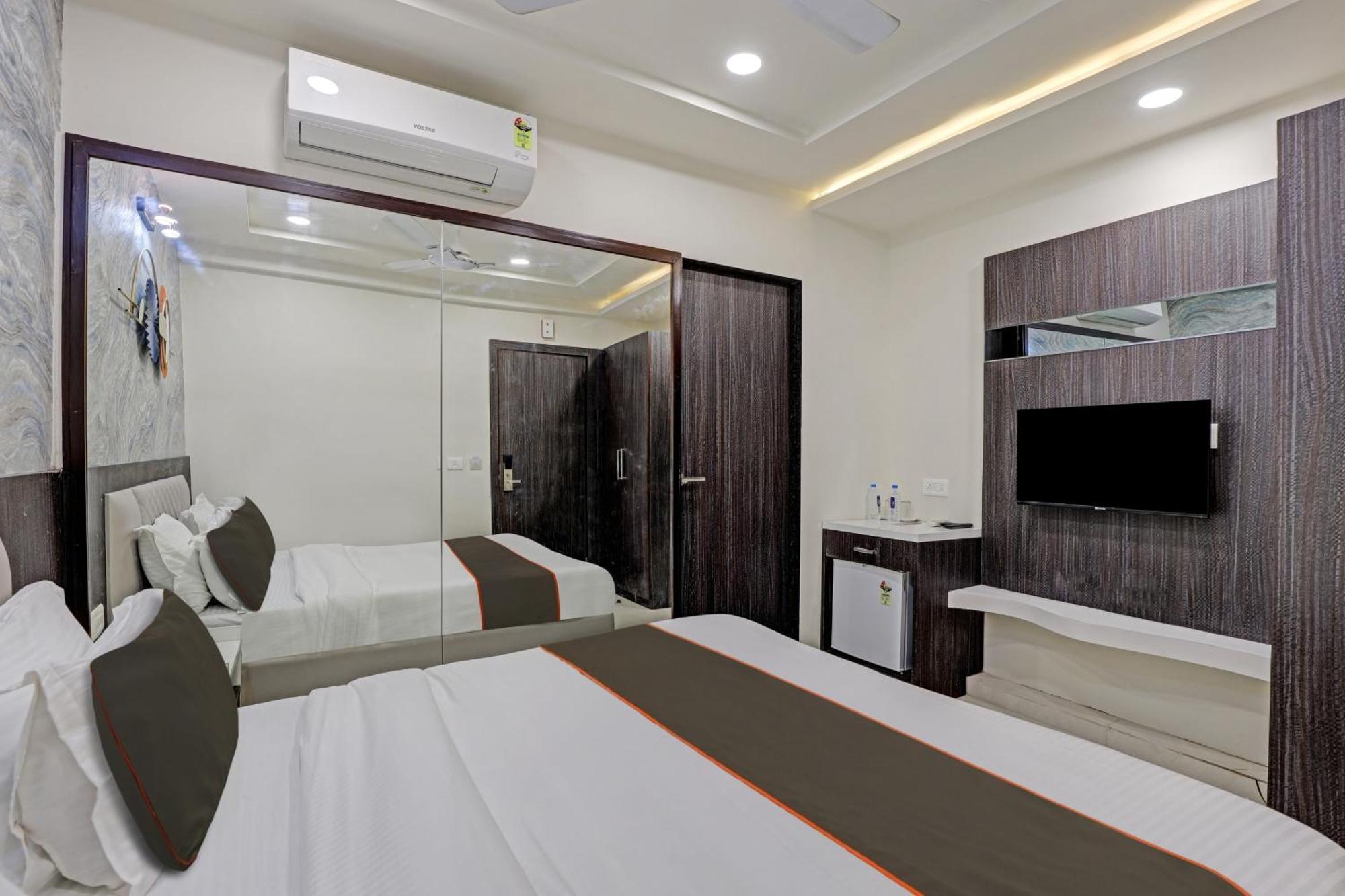 Collection O Alpha One Hotel Ahmedabad Buitenkant foto