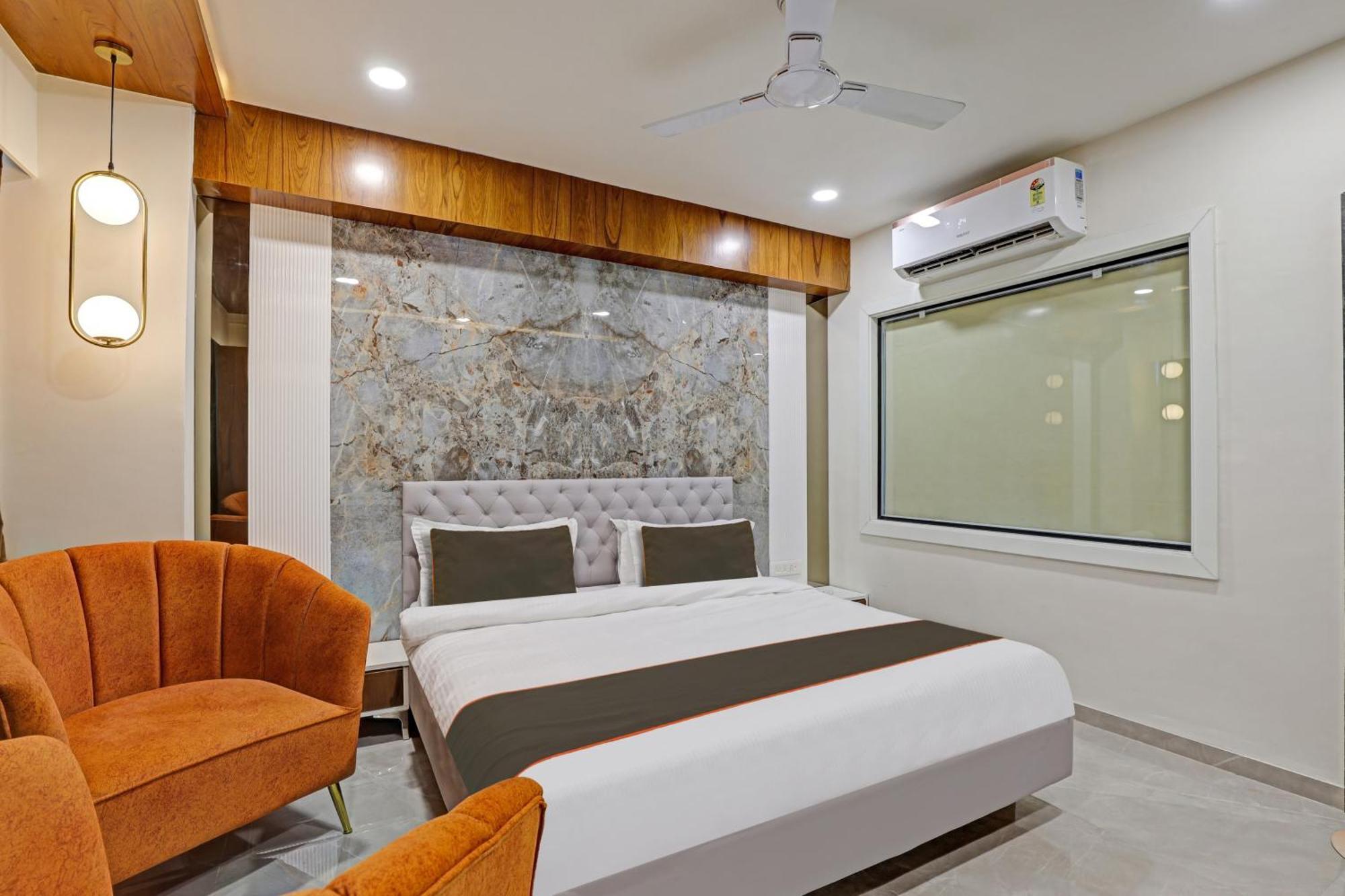 Collection O Alpha One Hotel Ahmedabad Buitenkant foto